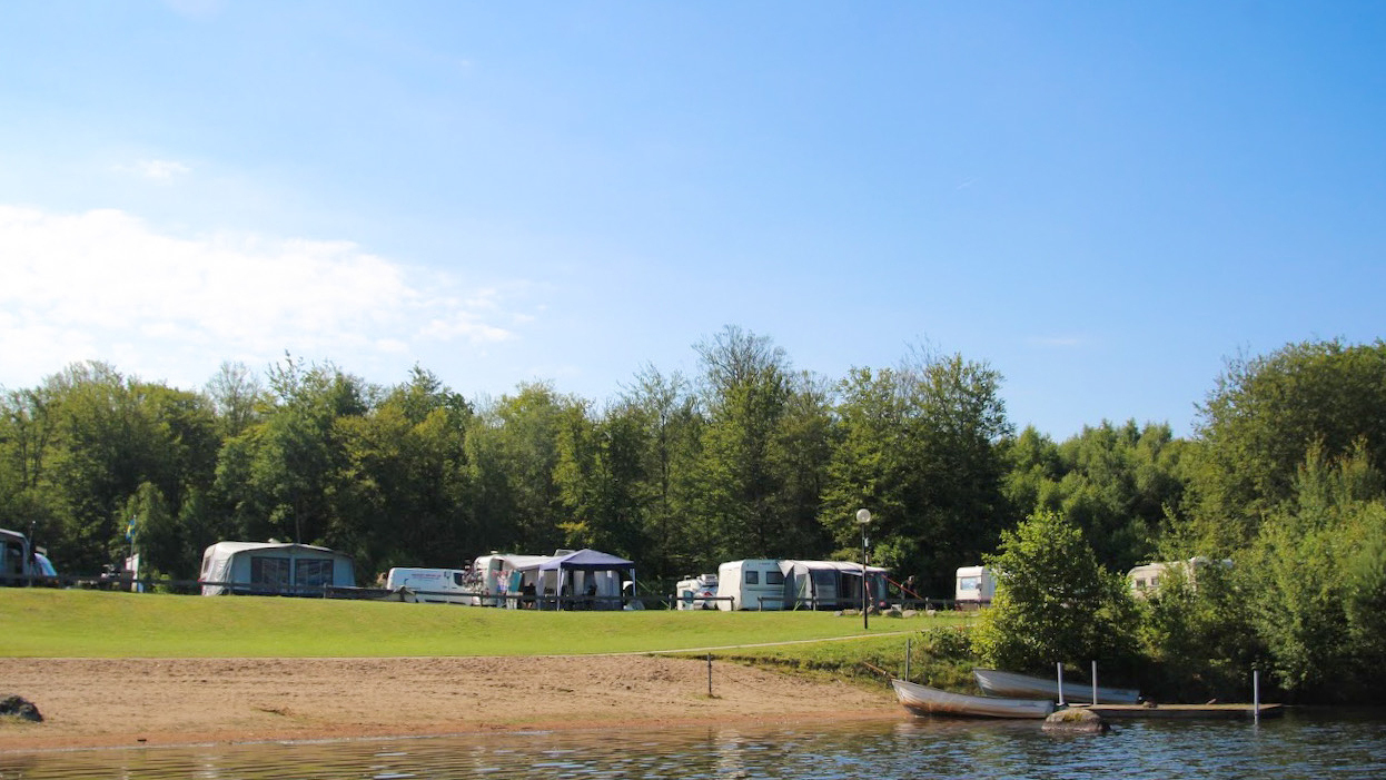 Campingplats längst sjö